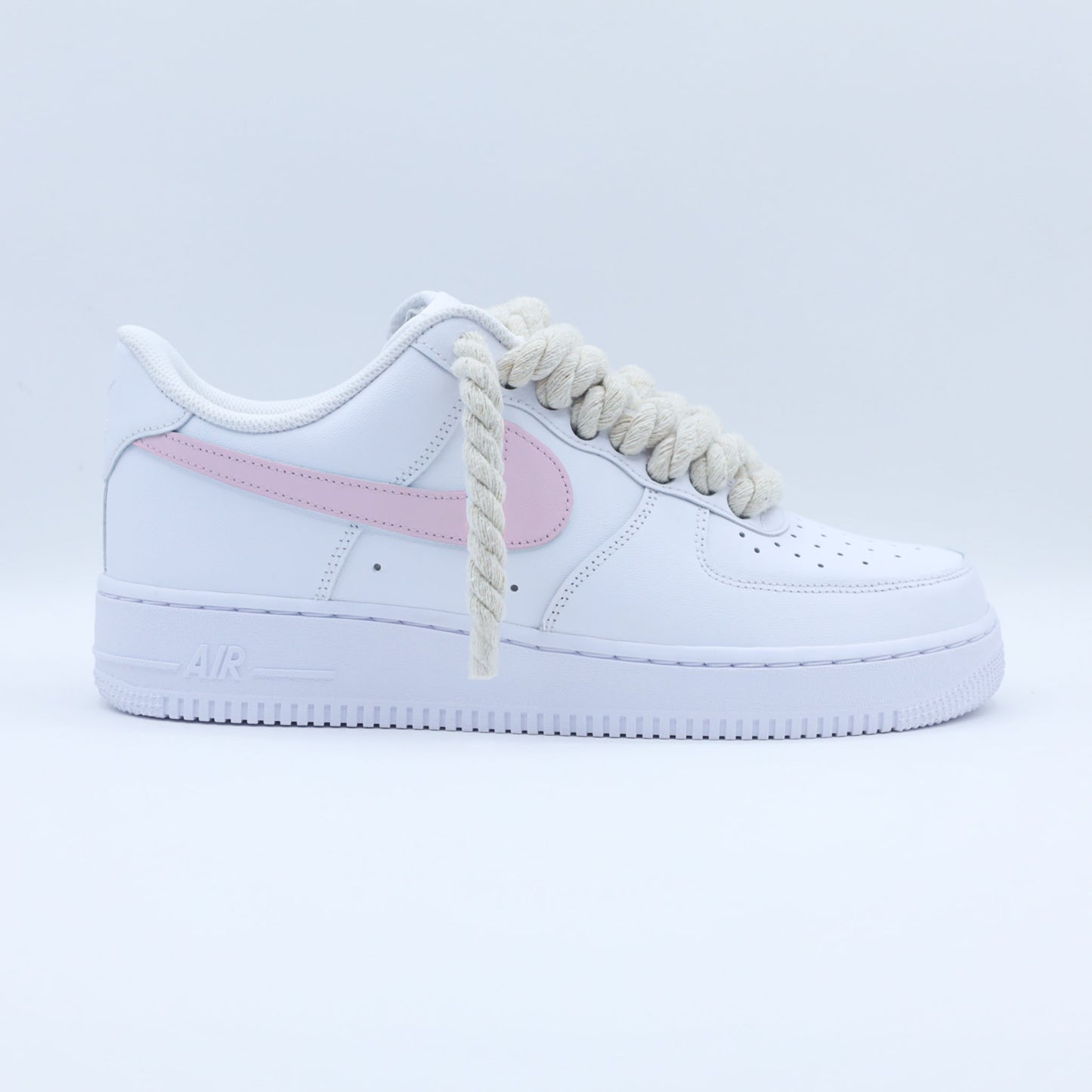 Sneakers Nike Air Force 1 Custom Rope Laces avec gros lacets en corde beige et swoosh peint en couleur rose clair