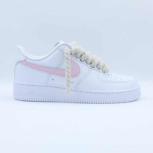 Sneakers Nike Air Force 1 Custom Rope Laces avec gros lacets en corde beige et swoosh peint en couleur rose clair