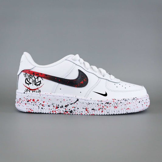 Air Force 1 customisée avec illustration du Joker, splash rouge et noir, et lettrage "HA HA HA" peint à la main, style DC Comics