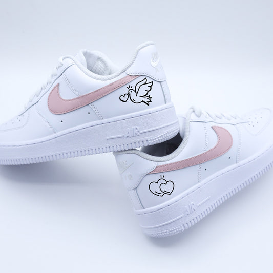 Baskets Air Force 1 Custom mariage avec swoosh rose pastel, dessins d'un coeur et d'une colombe