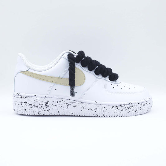 Sneakers Nike Air Force 1 Custom Rope Laces noir avec splash de peinture assortis, swoosh peint en beige pastel