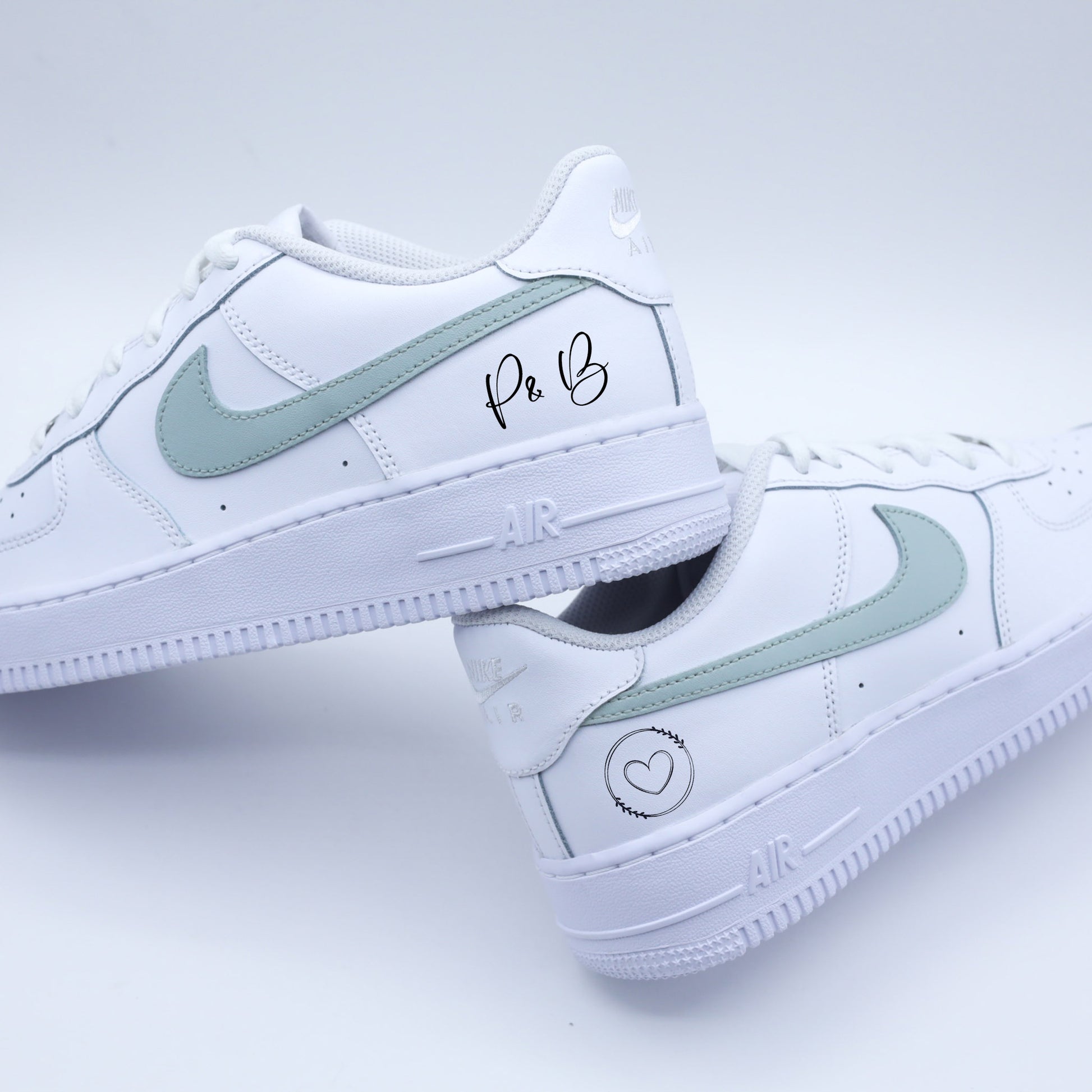 Baskets Air Force 1 Custom mariage avec swoosh vert de gris, inscription des initiales des futurs mariés