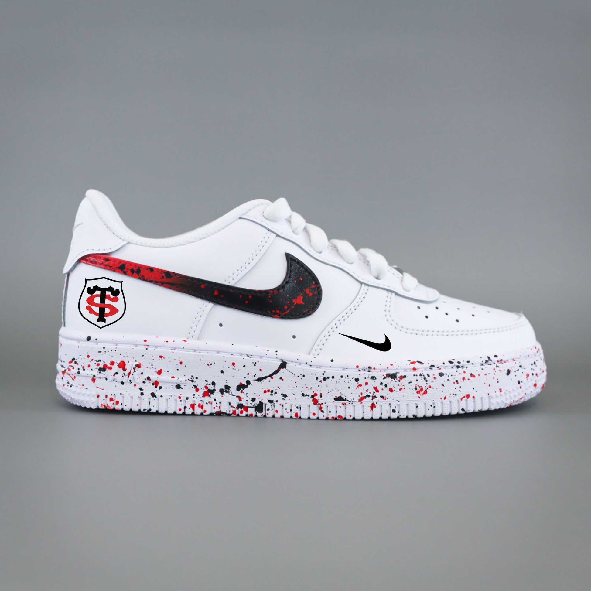 Air Force 1 customisée aux couleurs du Stade Toulousain avec logo peint à la main et splash rouge et noir sur swoosh et semelle - nike custom stade toulousain af1 rugby