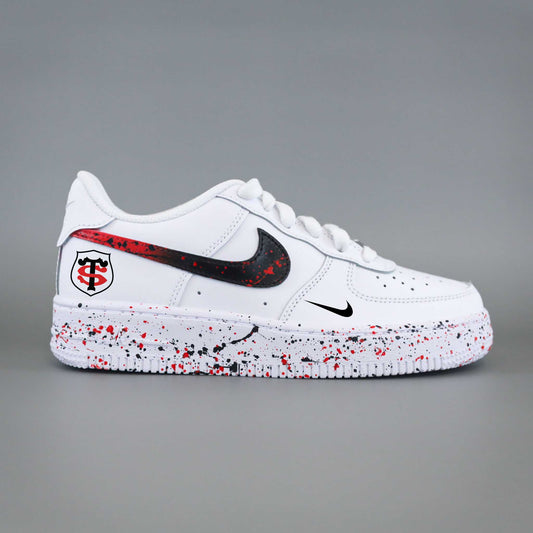 Air Force 1 customisée aux couleurs du Stade Toulousain avec logo peint à la main et splash rouge et noir sur swoosh et semelle - nike custom stade toulousain af1 rugby
