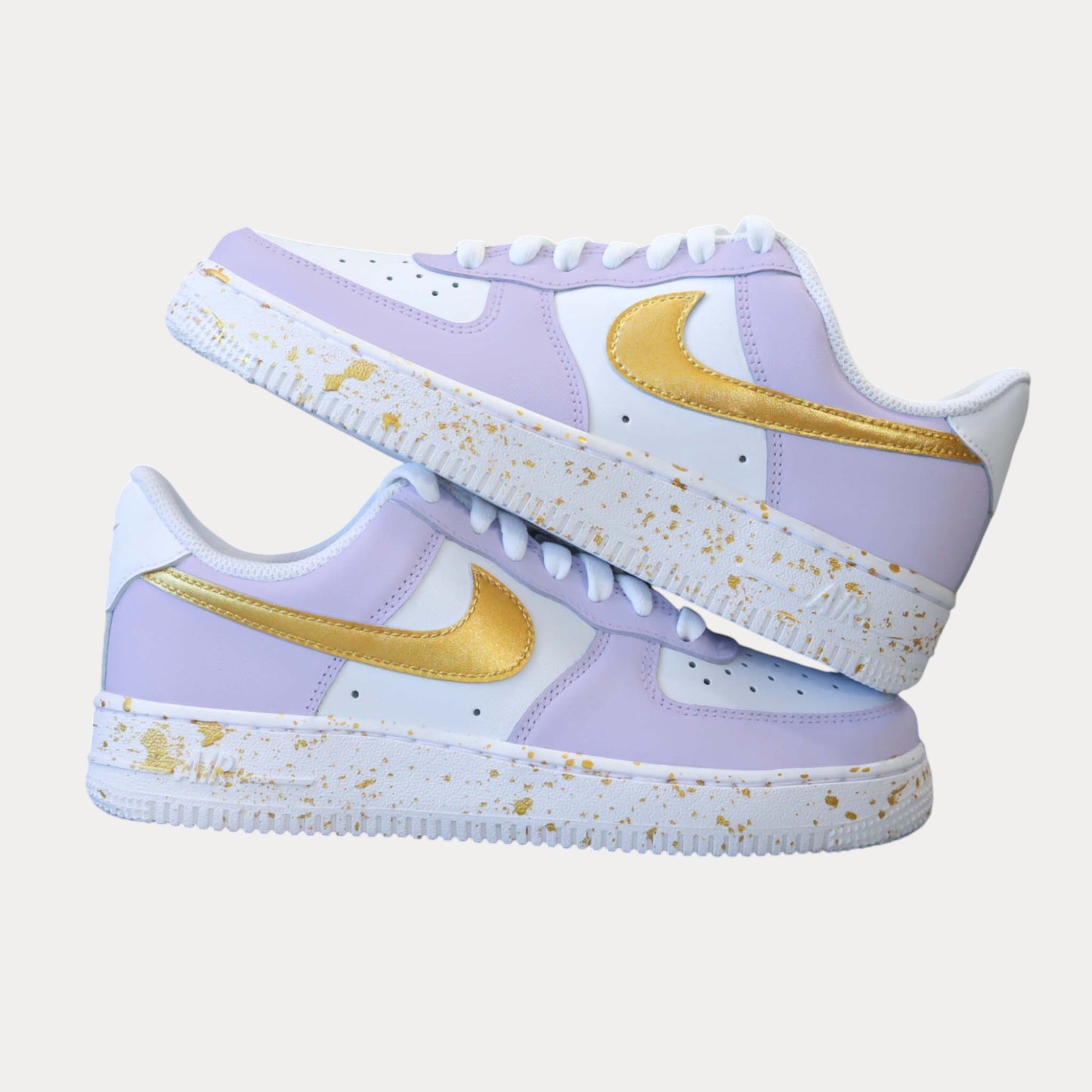 Sneakers nike Air Force 1 Custom couleur Lila pastel avec swoosh et effet splash doré. Une vraie couleur Gold avec de magnifiques reflets.