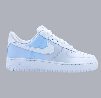 Nike Air Force 1 custom bleu ciel et blanc - sneakers personnalisées à la main