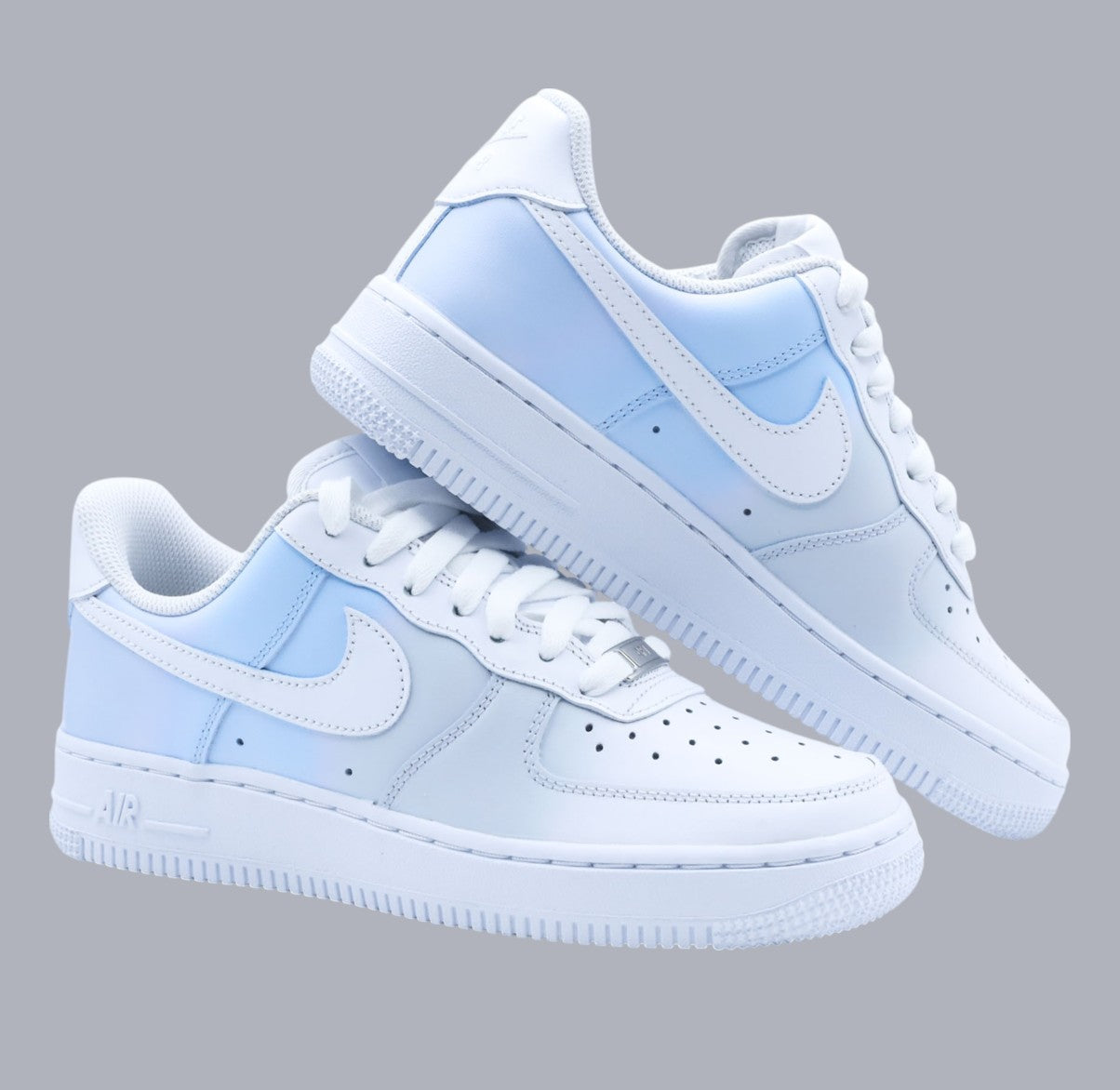 Nike Air Force 1 custom bleu ciel et blanc - sneakers personnalisées à la main