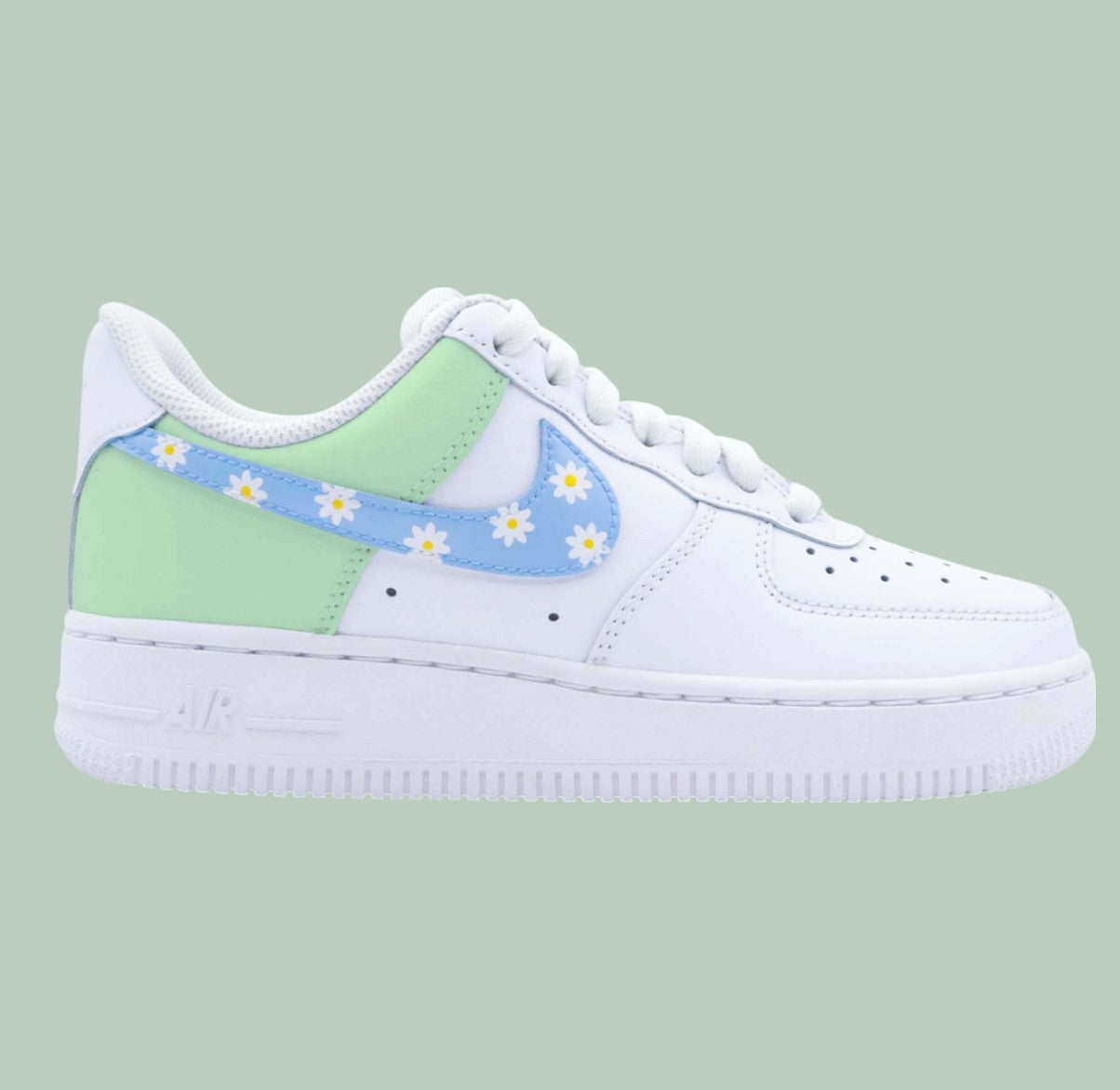 Nike Air Force 1 personnalisées pastel avec swoosh bleu décoré de marguerites – modèle floral fait main
