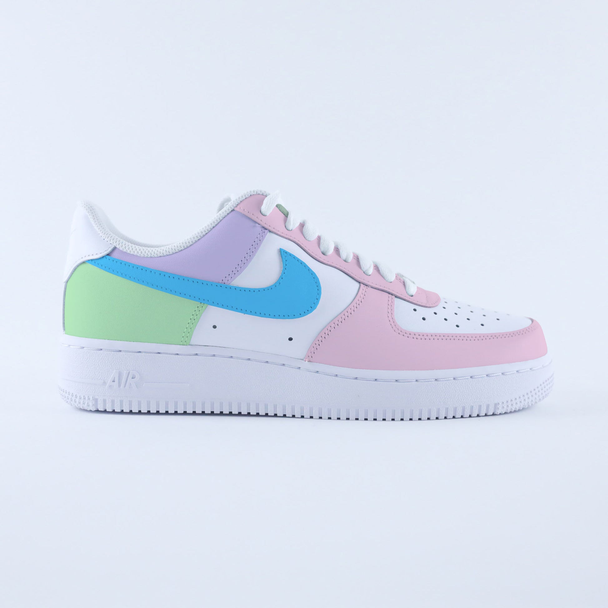 Sneakers Air Force 1 personnalisées pour femme en rose clair, vert pastel, lavande et bleu ciel – modèle unique Kings Custom été 2025