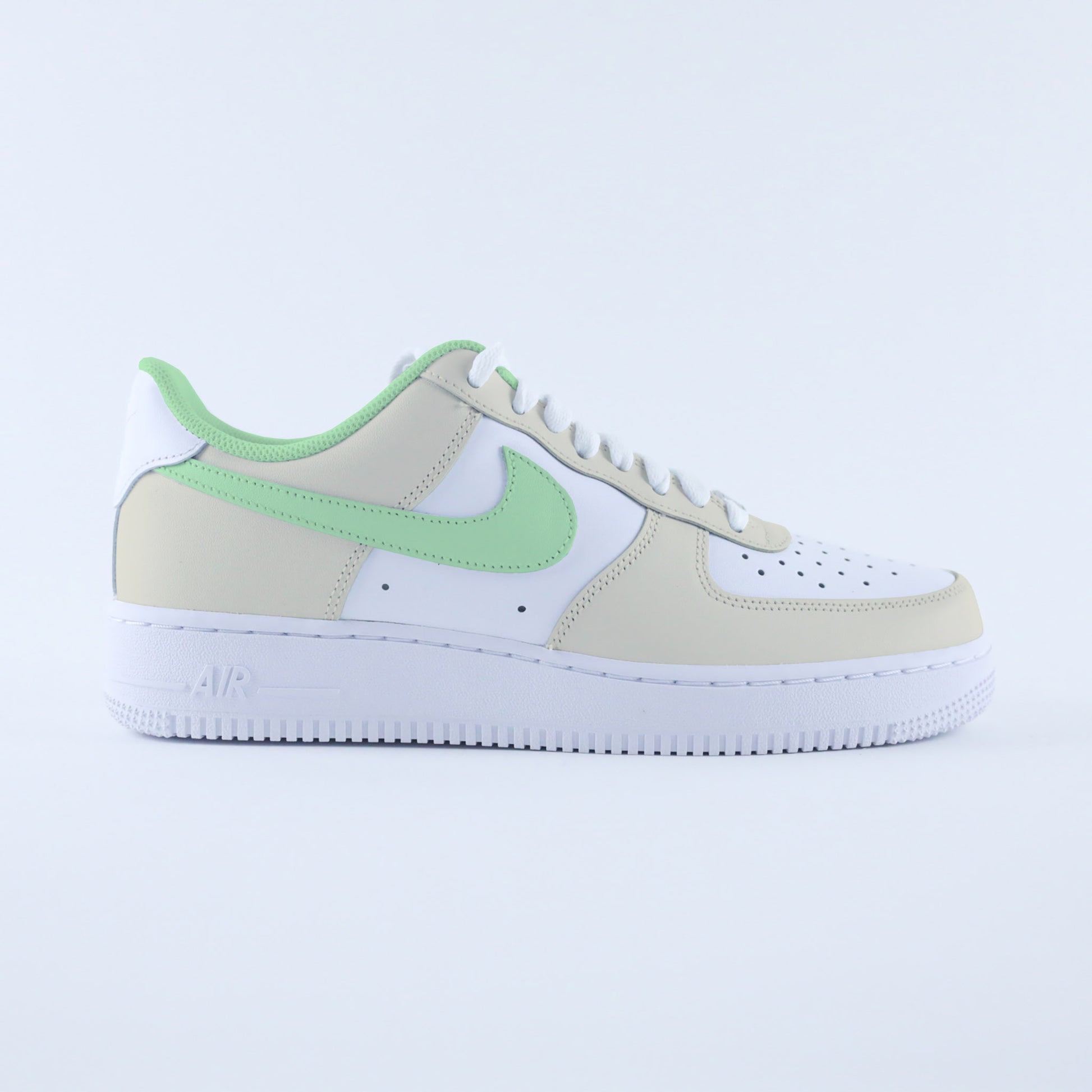 Air Force 1 custom pastel vert de gris et beige sable pour femme – baskets personnalisées, création unique peinte à la main, sneakers Nike tendance sur-mesure