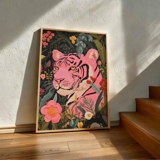 Affiche tigre rose design contemporain entouré de fleurs et feuillage tropical