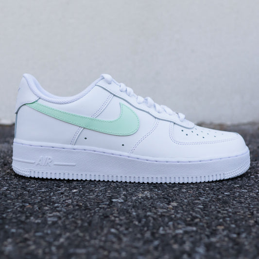 Nike Air Force 1 custom blanche avec swoosh vert menthe pastel, sneakers femme personnalisées vert clair
