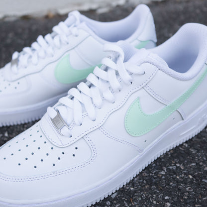 Nike Air Force 1 custom blanche avec swoosh vert menthe pastel, sneakers femme personnalisées vert clair

