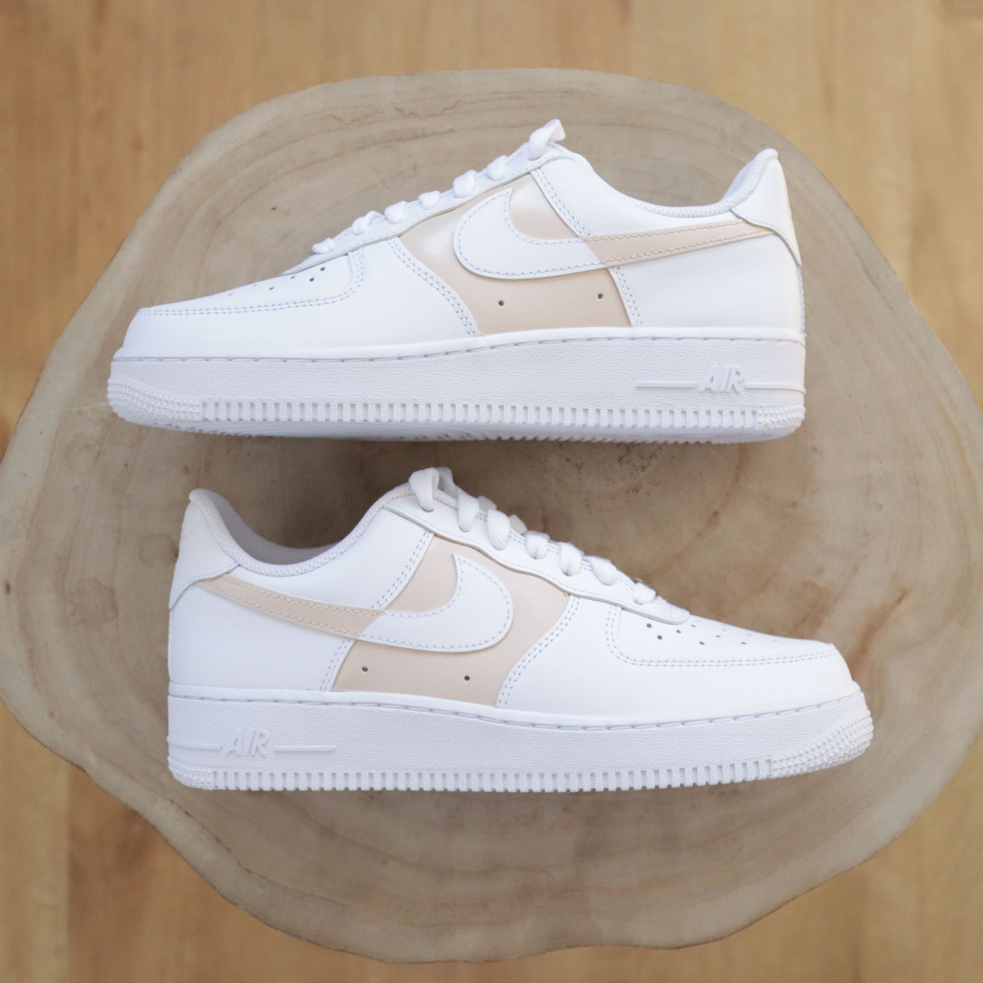 Découvre cette Nike Air Force 1 custom crème, peinte à la main sur base blanche. Une sneakers unique, sobre et tendance. Parfaite pour les fans de streetwear et de personnalisation.