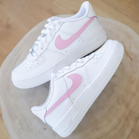 Nike Air Force 1 custom swoosh baby pink – sneaker blanche avec swoosh rose pastel peint à la main