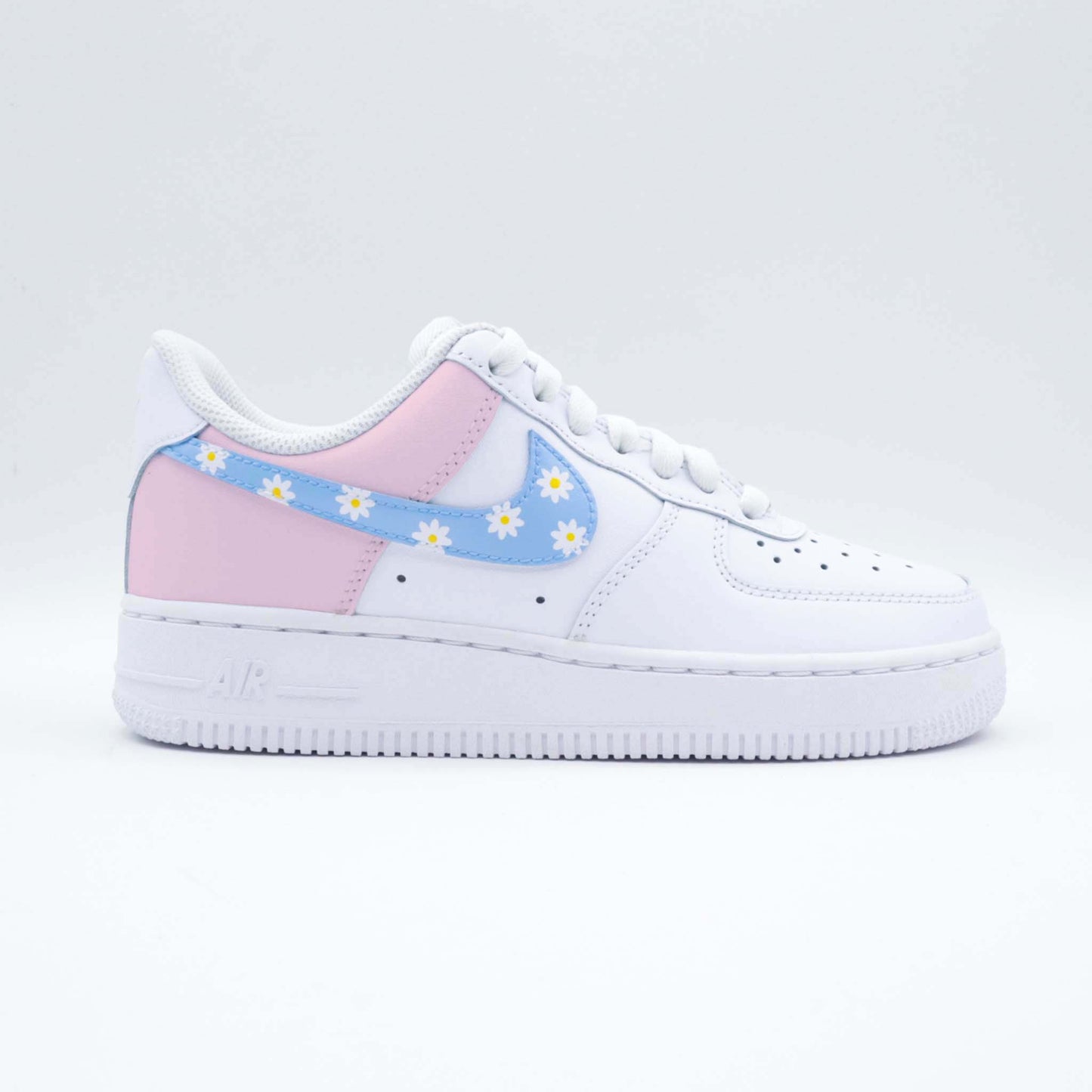 nike air force 1 custom fleurs marguerite pour femme et enfant sneakers pastel nike turquoise et baby pink rose clair af1 personnalisables