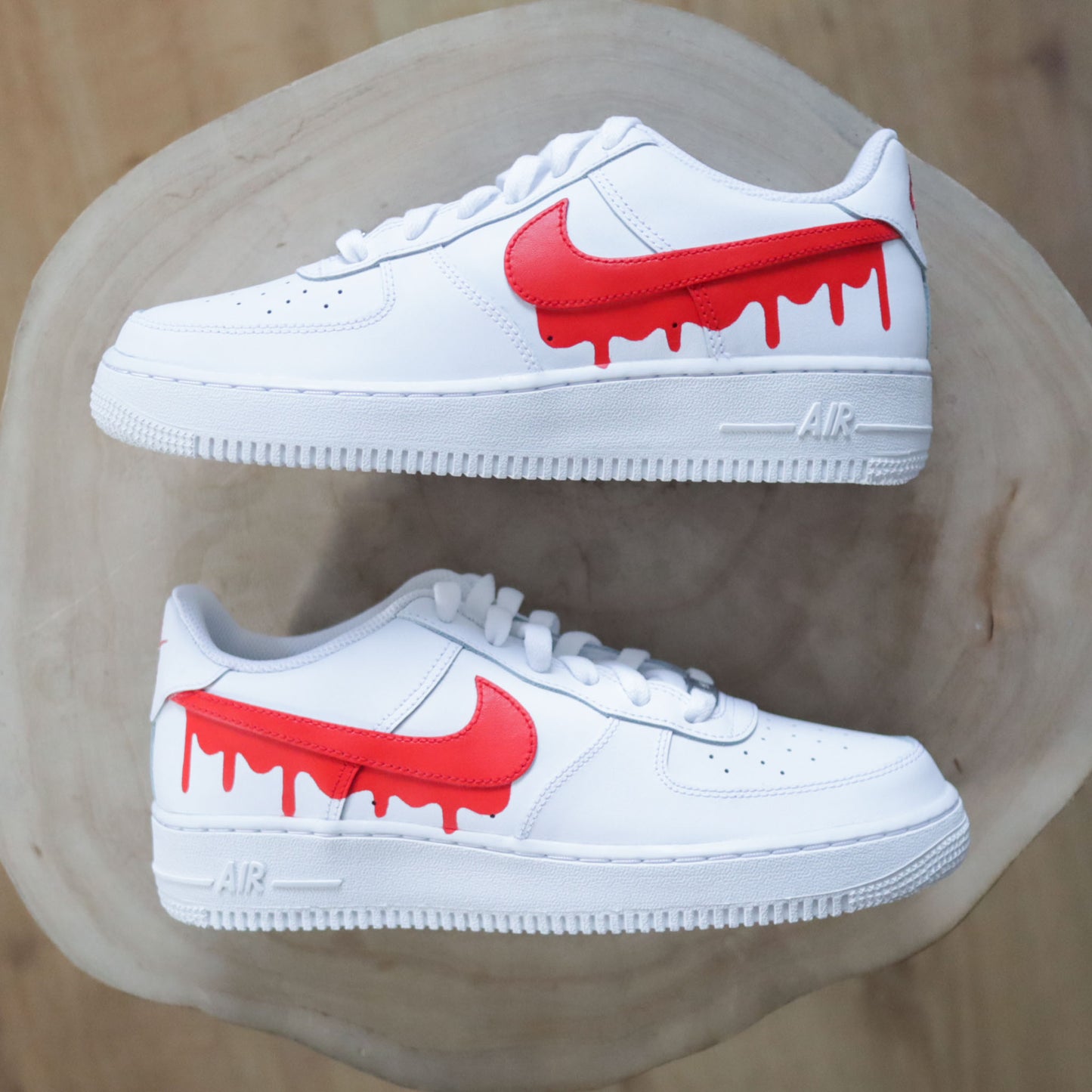 Nike Air Force 1 custom drip rouge – effet peinture rouge dégoulinante sur sneaker blanche