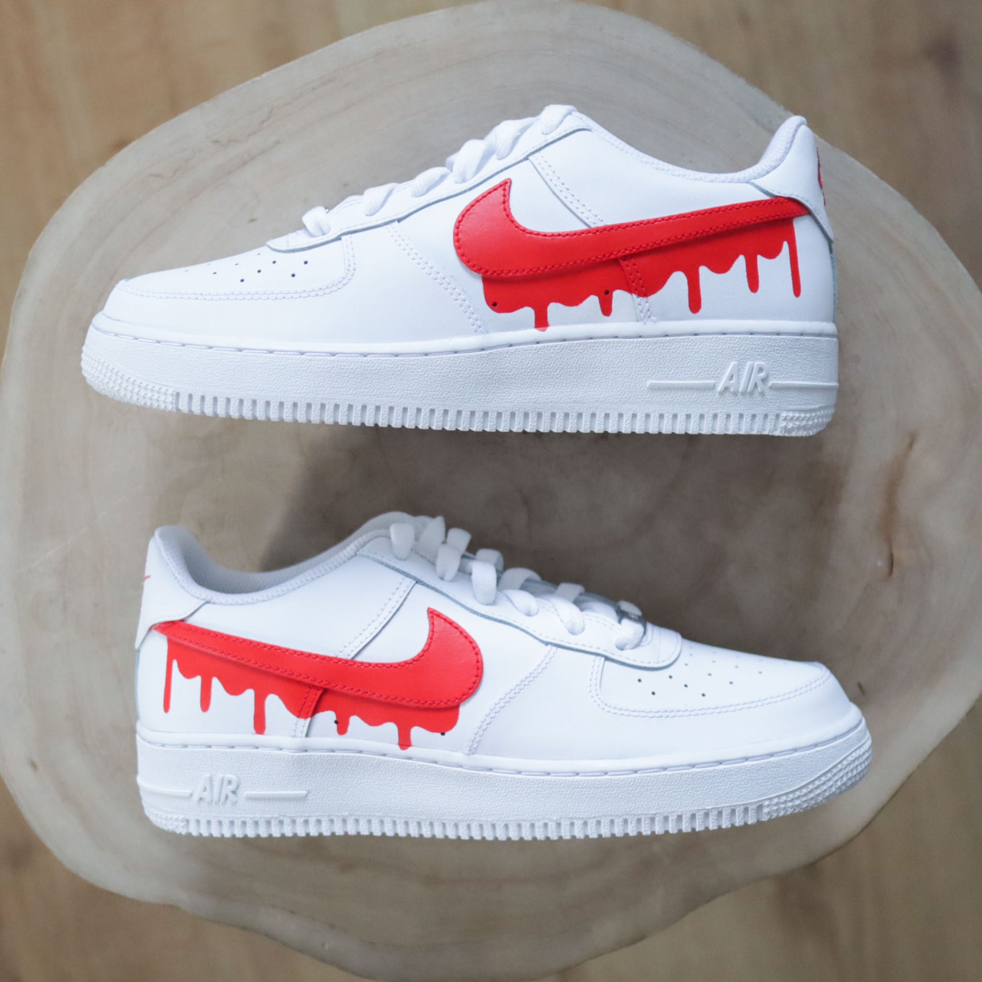 Nike Air Force 1 custom drip rouge – effet peinture rouge dégoulinante sur sneaker blanche