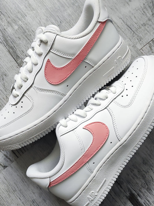 Nike Air Force 1 custom avec Swoosh rose uni pastel – modèle doux et minimaliste