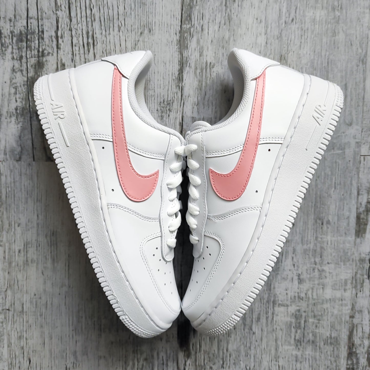 Nike Air Force 1 custom avec Swoosh rose uni pastel – modèle doux et minimaliste