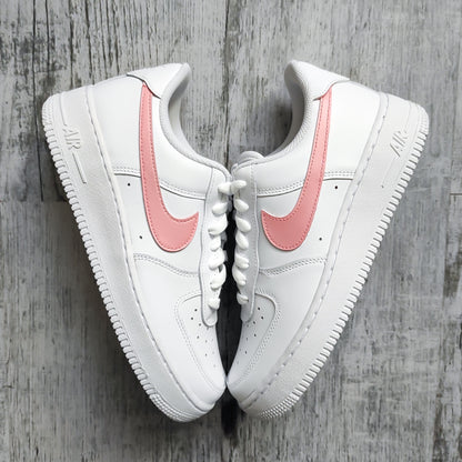 Nike Air Force 1 custom avec Swoosh rose uni pastel – modèle doux et minimaliste