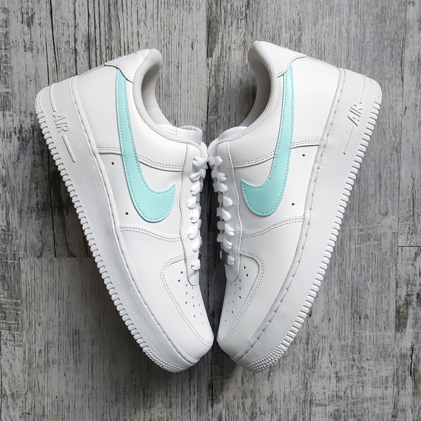 Nike Air Force 1 custom avec Swoosh bleu pastel – peinture douce et épurée