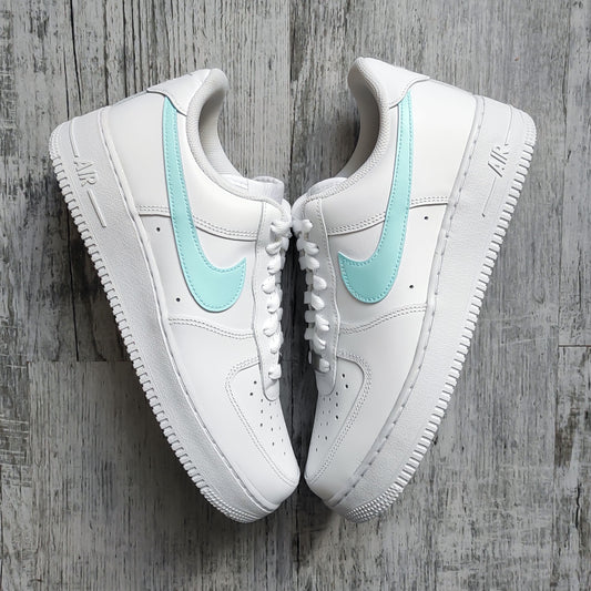 Nike Air Force 1 custom avec Swoosh bleu pastel – peinture douce et épurée