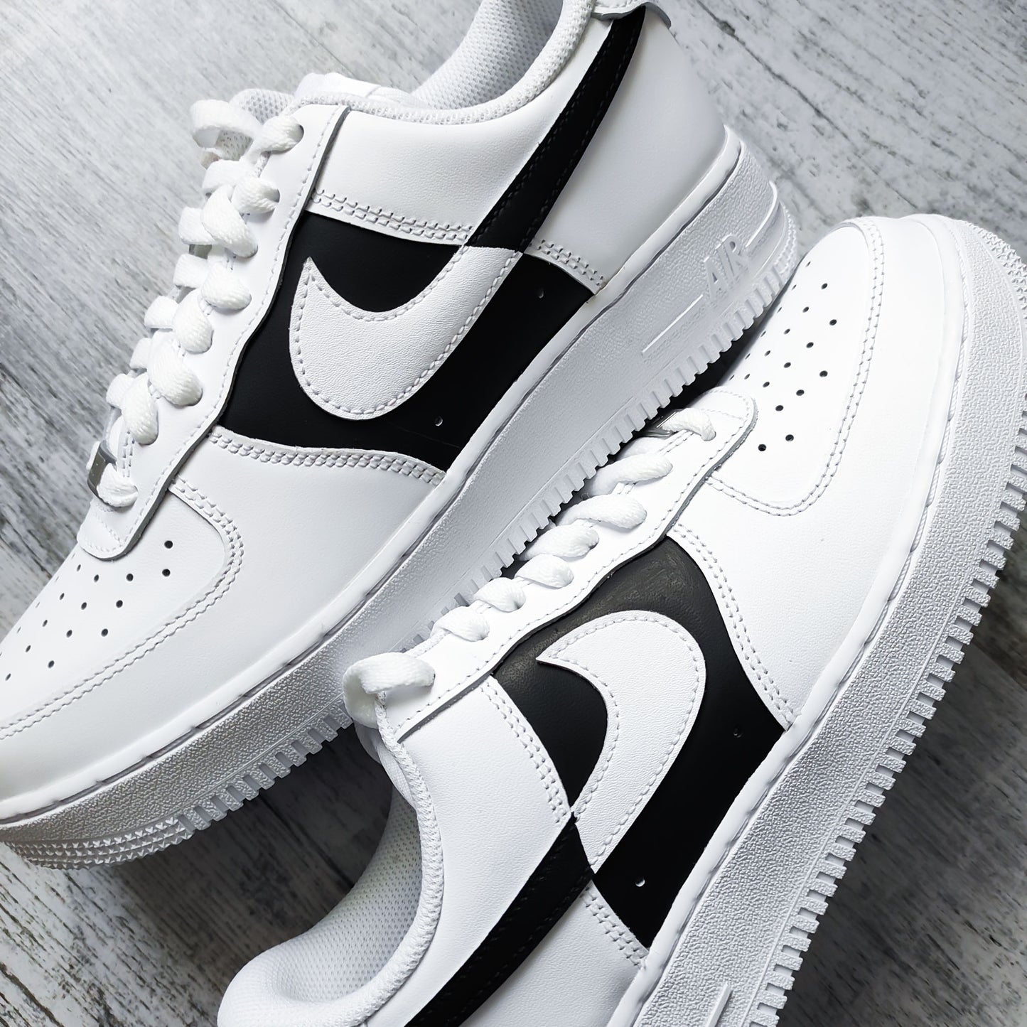 Nike Air Force 1 Custom Noir et Blanc - Sneakers Élégantes et Personnalisées