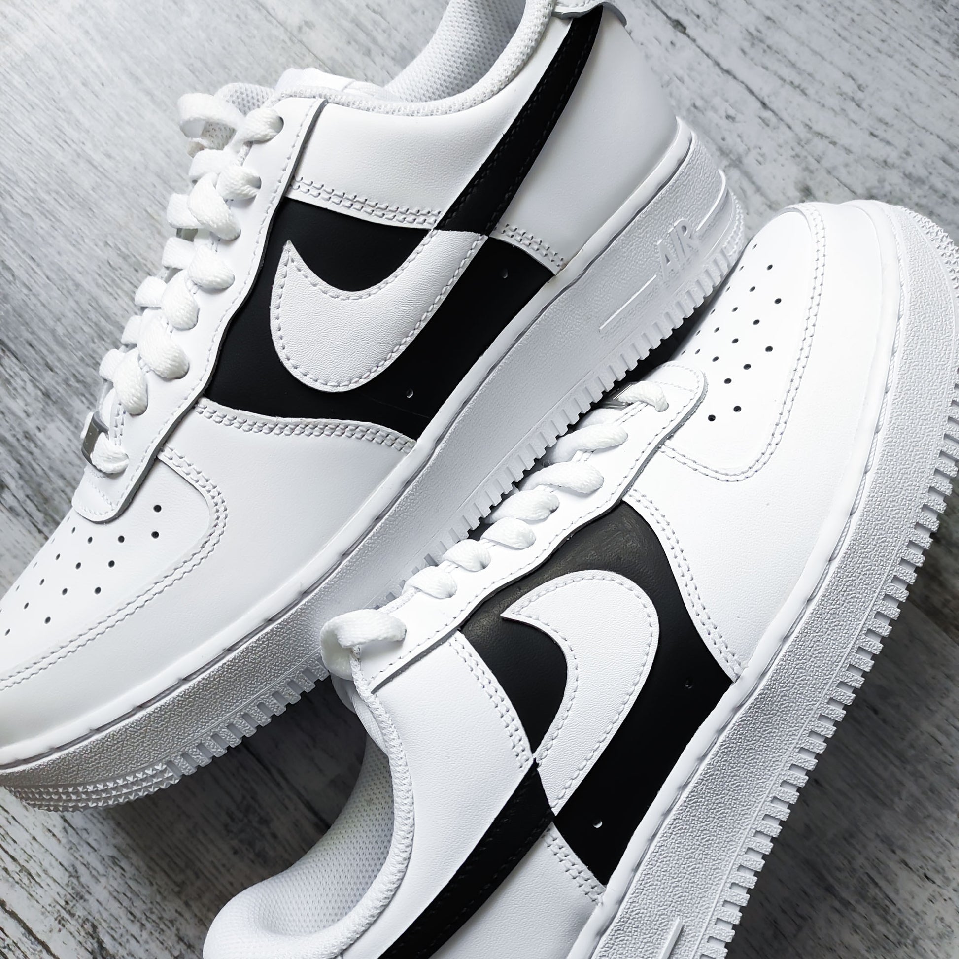 Nike Air Force 1 Custom Noir et Blanc - Sneakers Élégantes et Personnalisées