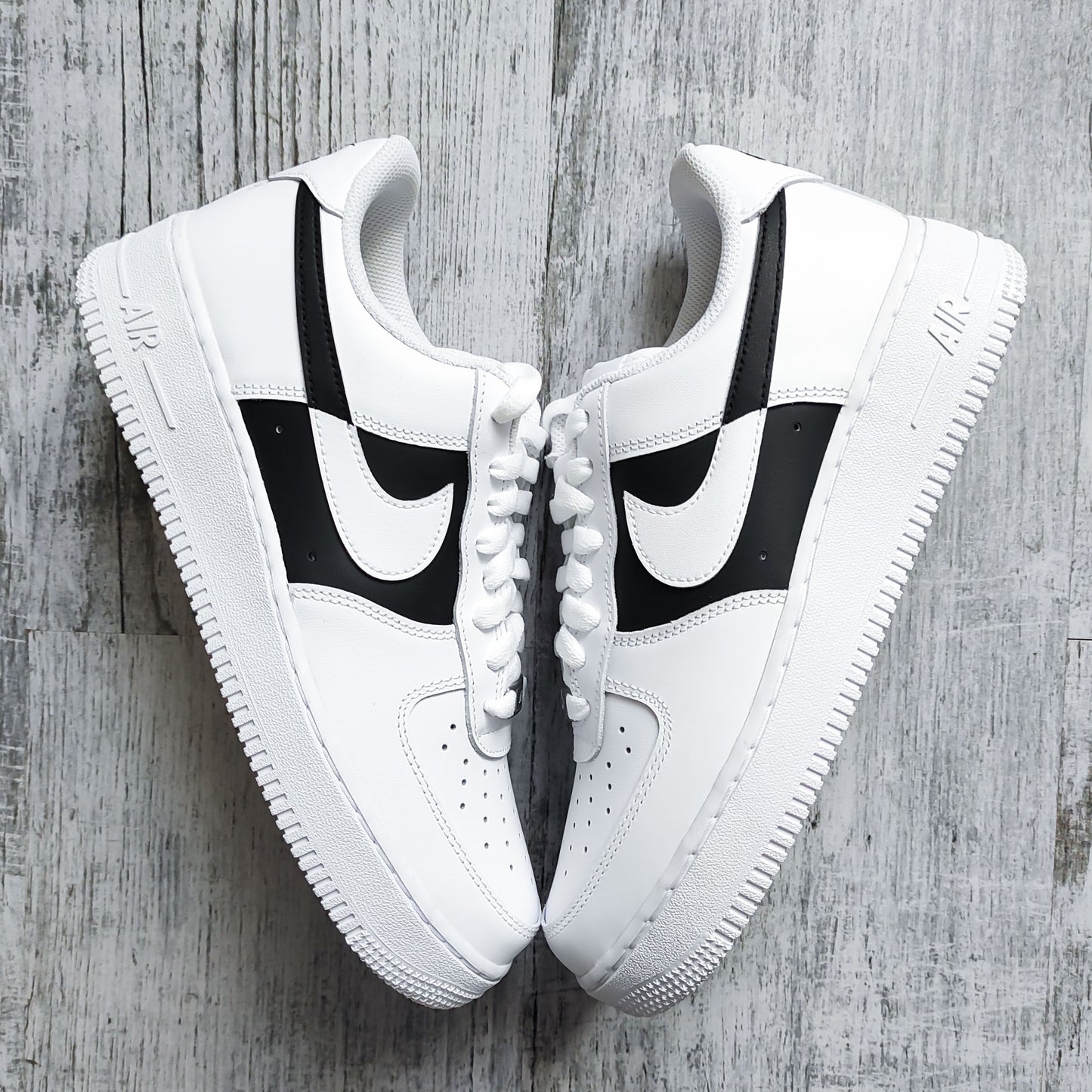 Nike Air Force 1 Custom Noir et Blanc - Sneakers Élégantes et Personnalisées