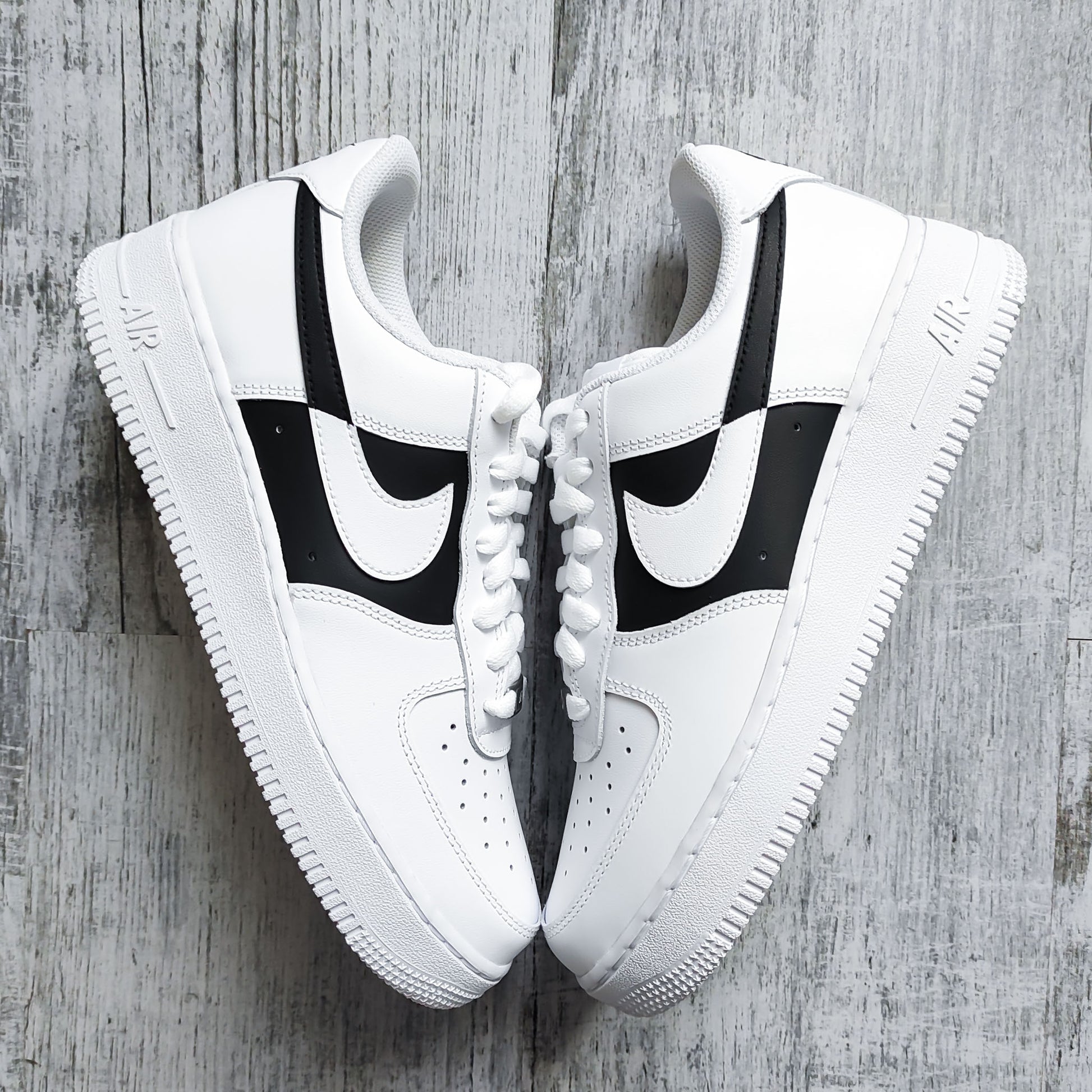 Nike Air Force 1 Custom Noir et Blanc - Sneakers Élégantes et Personnalisées