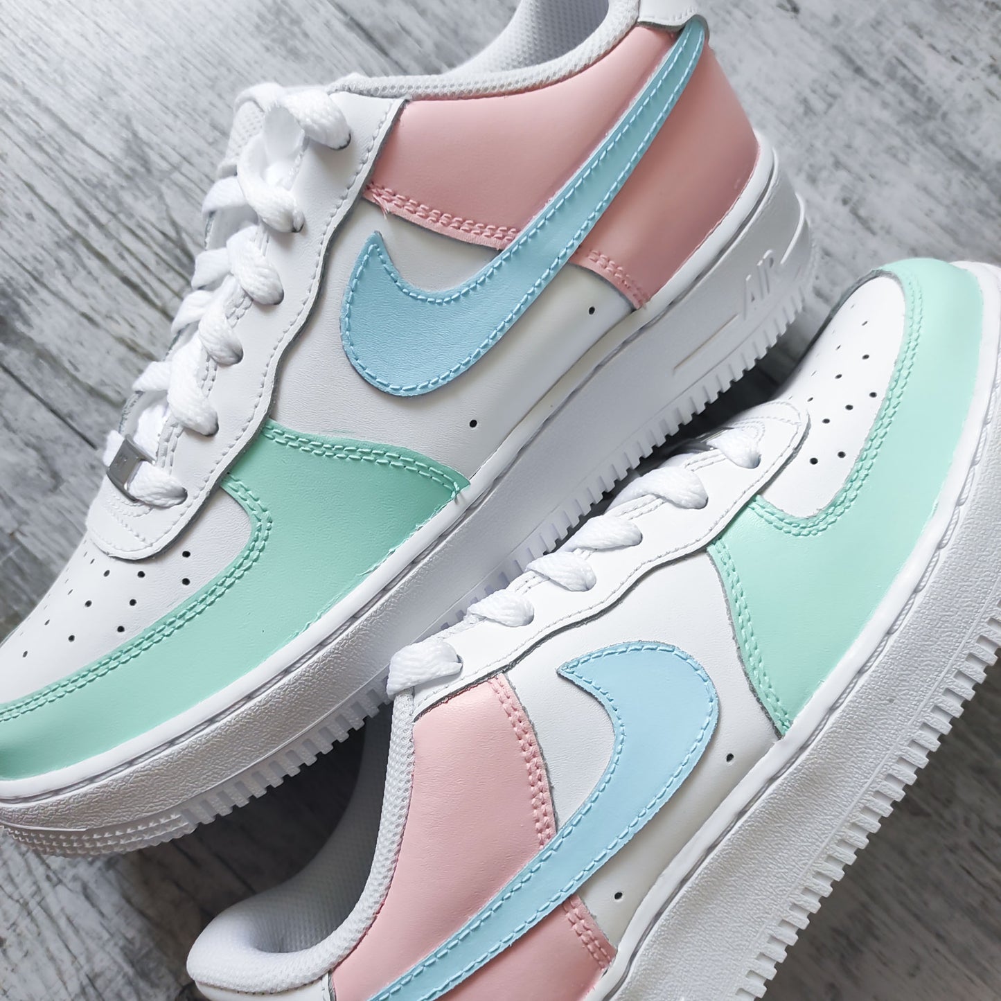 Nike Air Force 1 custom pastel vert d'eau, baby pink et baby blue – sneakers personnalisées streetwear