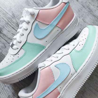 Nike Air Force 1 custom pastel vert d'eau, baby pink et baby blue – sneakers personnalisées streetwear