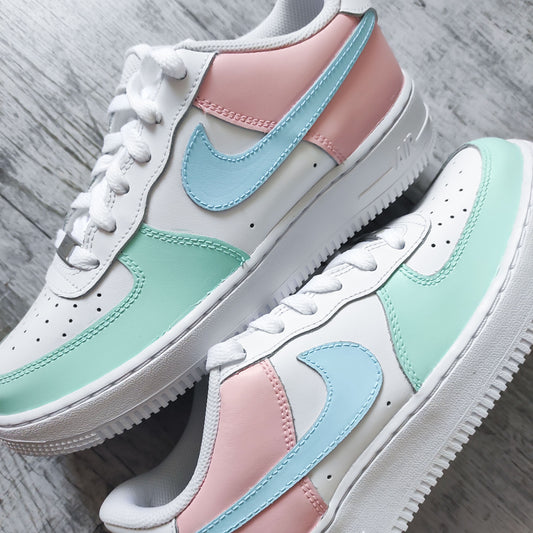 Nike Air Force 1 custom pastel vert d'eau, baby pink et baby blue – sneakers personnalisées streetwear