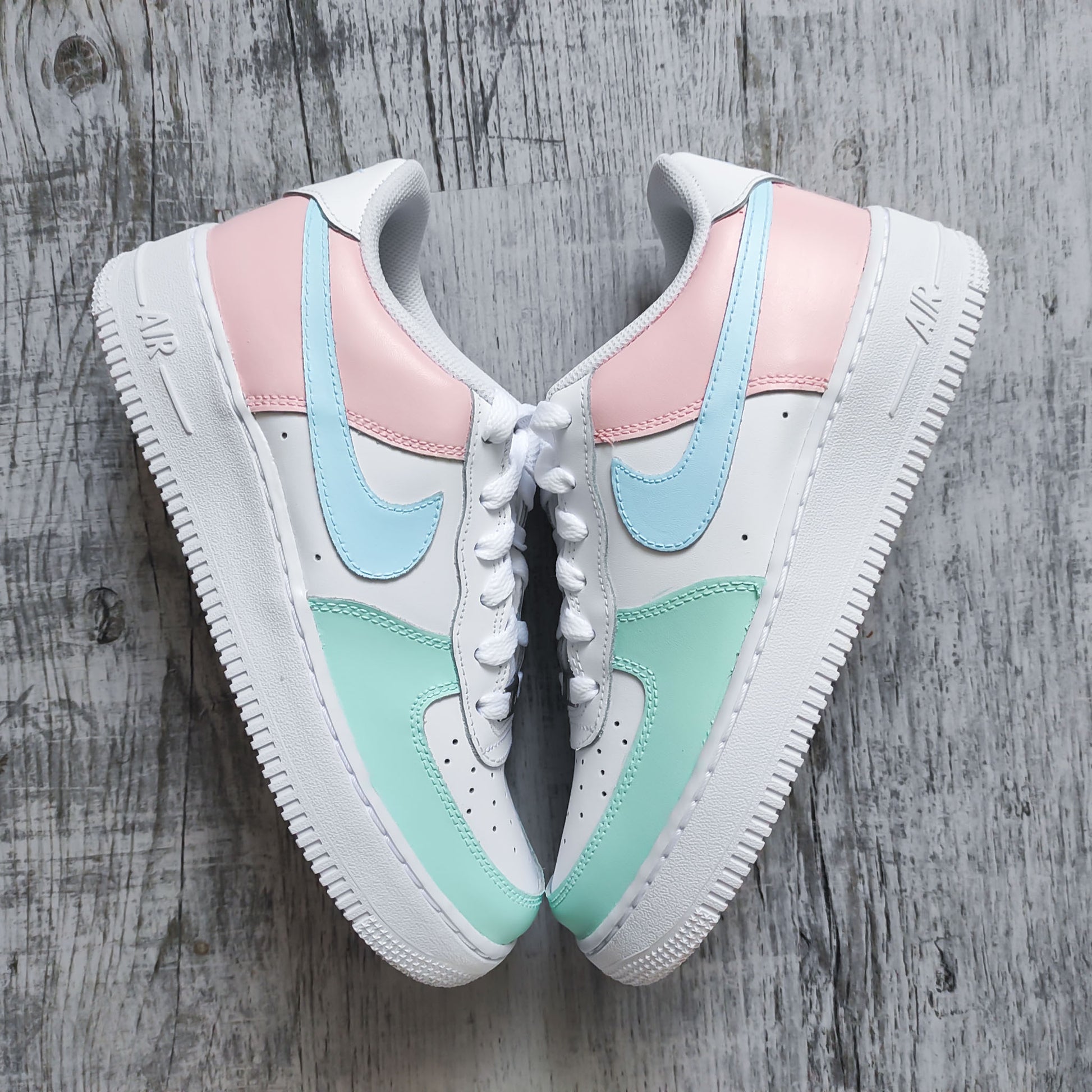 Nike Air Force 1 custom pastel vert d'eau, baby pink et baby blue – sneakers personnalisées streetwear