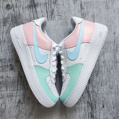 Nike Air Force 1 custom pastel vert d'eau, baby pink et baby blue – sneakers personnalisées streetwear