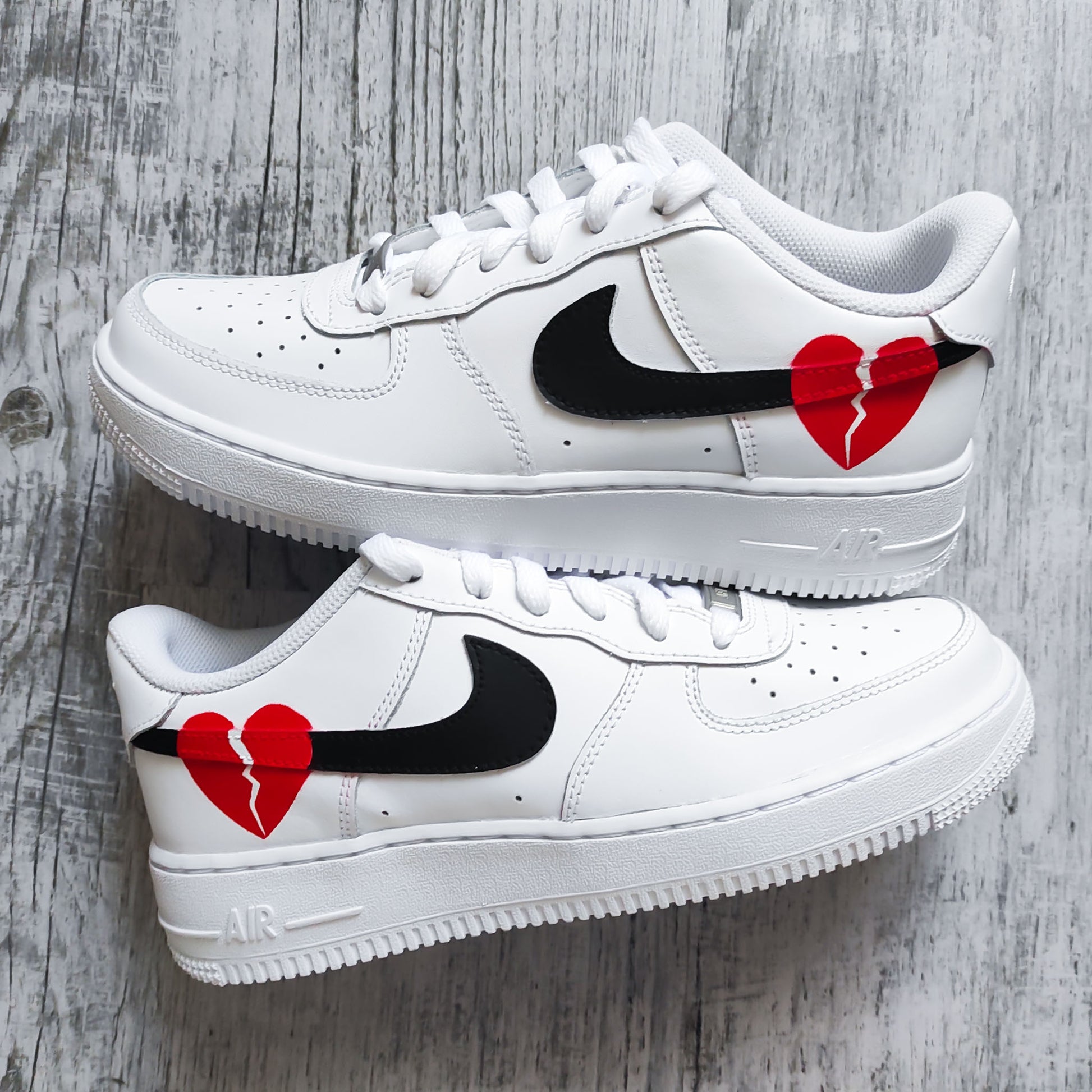 Nike Air Force 1 custom avec swoosh noir et cœur brisé rouge à l’arrière – sneaker minimaliste streetwear