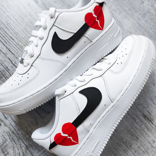 Nike Air Force 1 custom avec swoosh noir et cœur brisé rouge à l’arrière – sneaker minimaliste streetwear