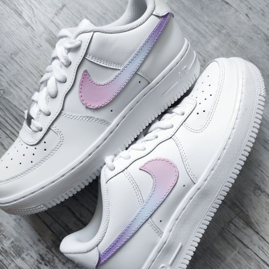 Nike Air Force 1 custom pastel – sneaker blanche avec swoosh dégradé rose bonbon, turquoise et violet peint à la main