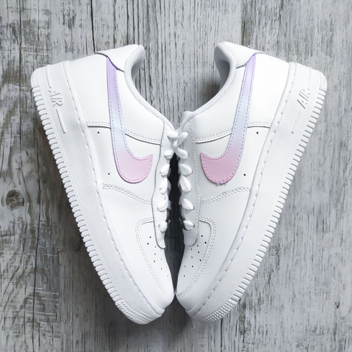 Nike Air Force 1 custom pastel – sneaker blanche avec swoosh dégradé rose bonbon, turquoise et violet peint à la main
