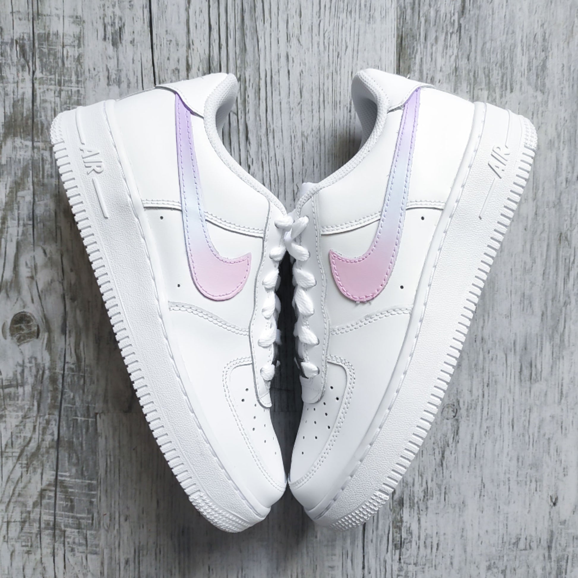 Nike Air Force 1 custom pastel – sneaker blanche avec swoosh dégradé rose bonbon, turquoise et violet peint à la main