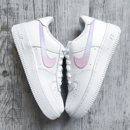 Nike Air Force 1 custom pastel – sneaker blanche avec swoosh dégradé rose bonbon, turquoise et violet peint à la main