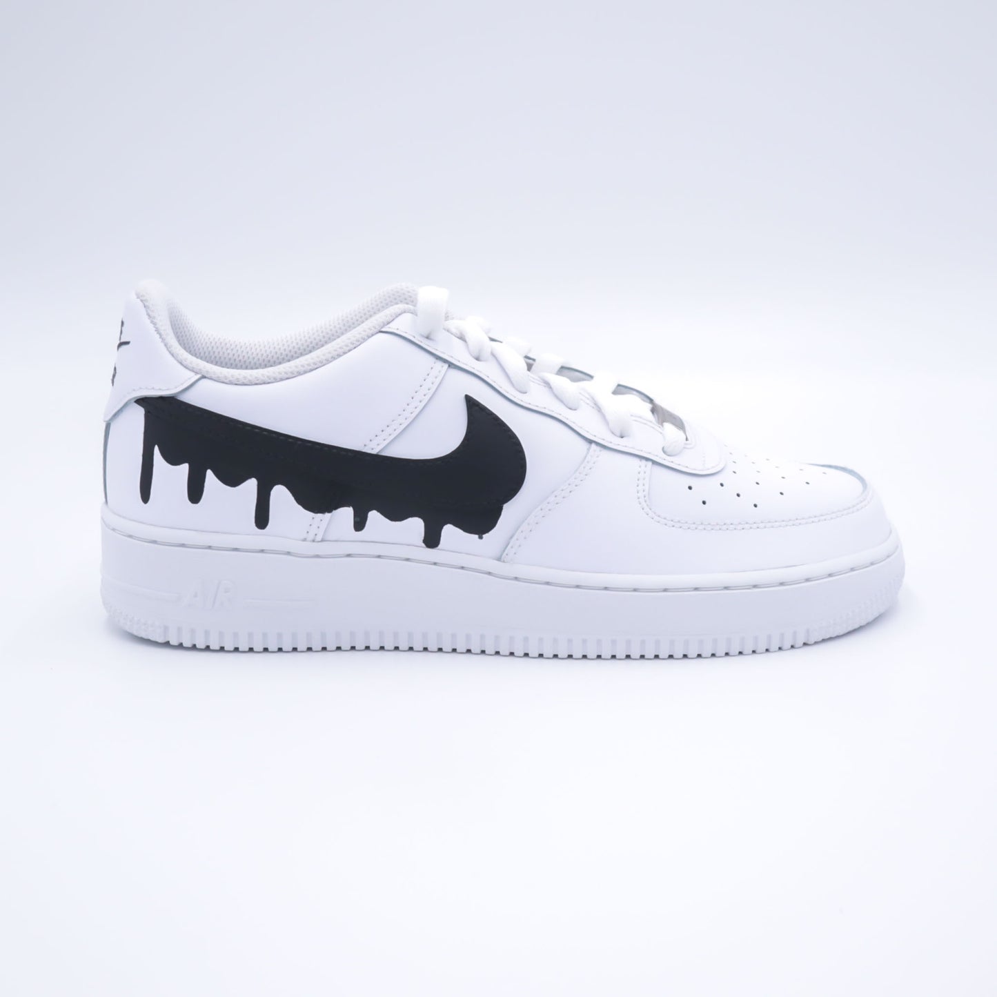 Nike Air Force 1 custom avec swoosh dégoulinant noir peint à la main – sneakers streetwear arty, chaussures custom noir blanc, af1 effet peinture fondue, nike air force 1 sombre artistique, custom handmade noir unique