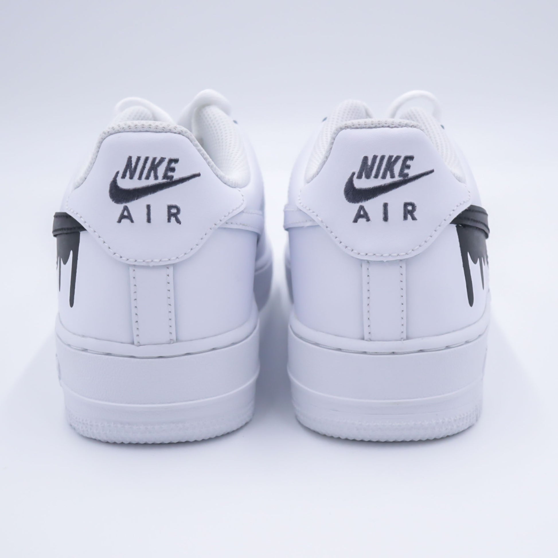 Nike Air Force 1 custom avec swoosh dégoulinant noir peint à la main – sneakers streetwear arty, chaussures custom noir blanc, af1 effet peinture fondue, nike air force 1 sombre artistique, custom handmade noir unique