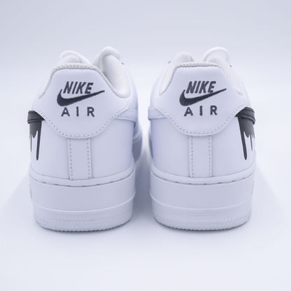 Nike Air Force 1 custom avec swoosh dégoulinant noir peint à la main – sneakers streetwear arty, chaussures custom noir blanc, af1 effet peinture fondue, nike air force 1 sombre artistique, custom handmade noir unique