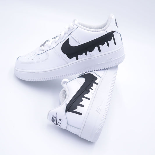 Nike Air Force 1 custom avec swoosh dégoulinant noir peint à la main – sneakers streetwear arty, chaussures custom noir blanc, af1 effet peinture fondue, nike air force 1 sombre artistique, custom handmade noir unique