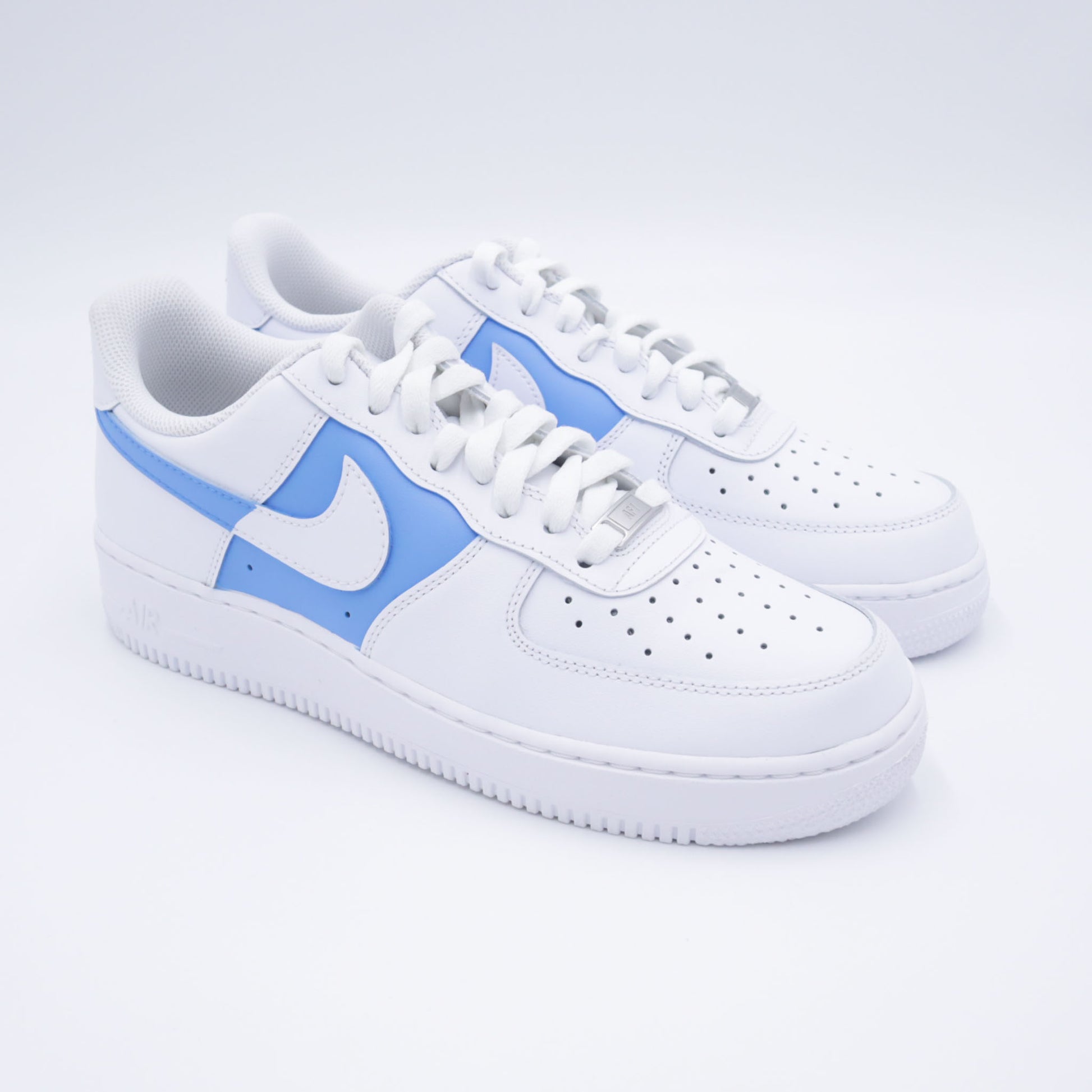 Nike Air Force 1 custom UNC Blue – chaussures personnalisées bleu ciel façon dual Sneakeaze, sneakers peintes à la main ton pastel, af1 streetwear college, nike custom swoosh bleu university handmade unique