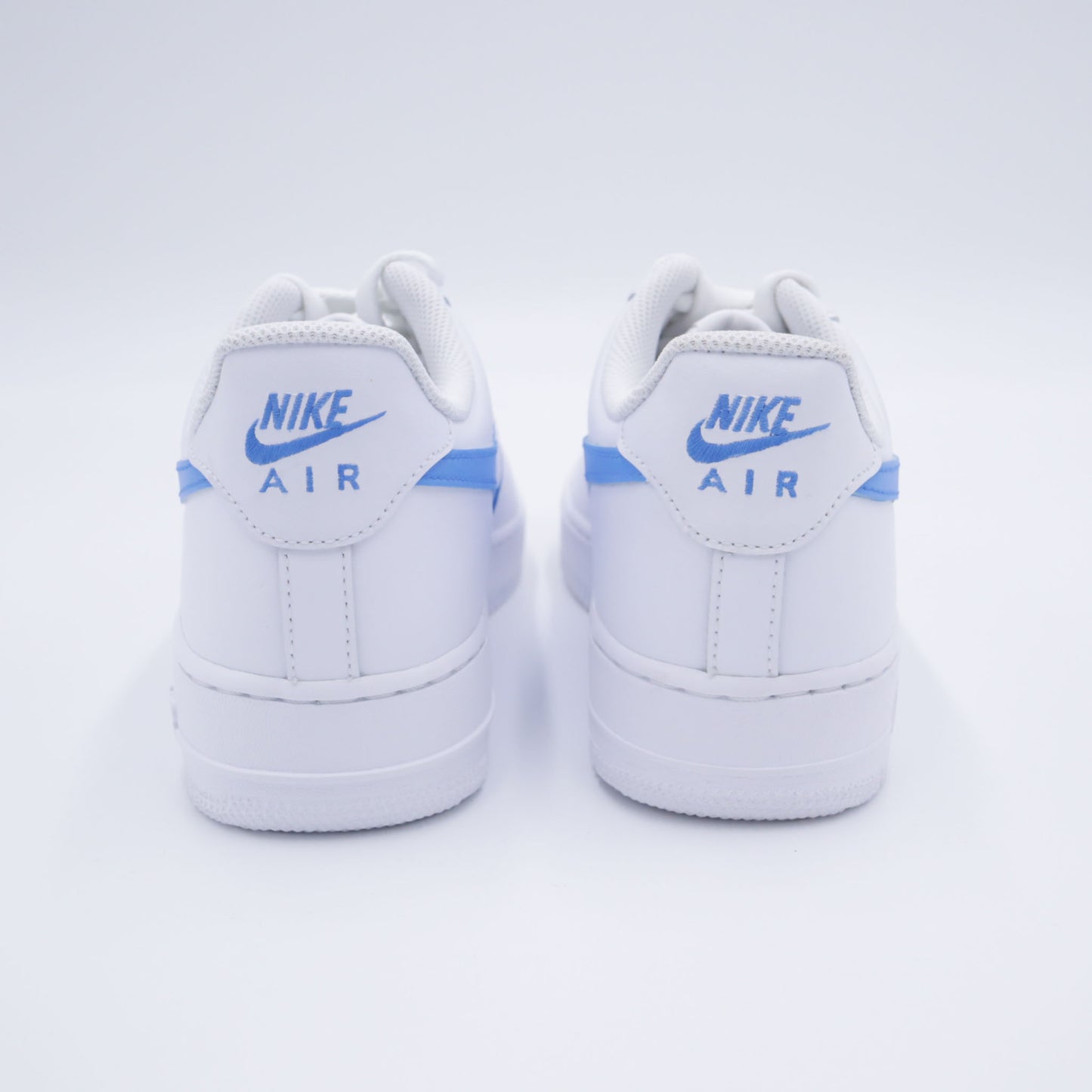 Nike Air Force 1 custom UNC Blue – chaussures personnalisées bleu ciel façon dual Sneakeaze, sneakers peintes à la main ton pastel, af1 streetwear college, nike custom swoosh bleu university handmade unique