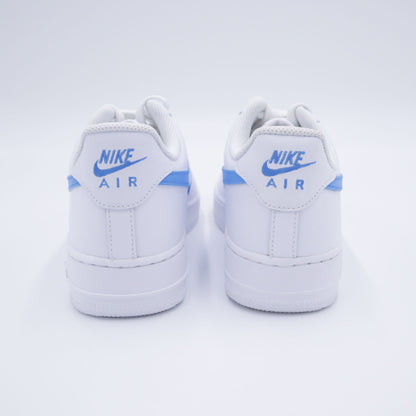 Nike Air Force 1 custom UNC Blue – chaussures personnalisées bleu ciel façon dual Sneakeaze, sneakers peintes à la main ton pastel, af1 streetwear college, nike custom swoosh bleu university handmade unique