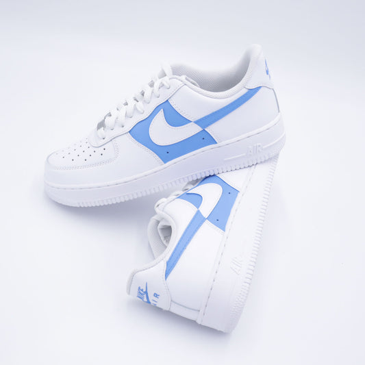 Nike Air Force 1 custom UNC Blue – chaussures personnalisées bleu ciel façon dual Sneakeaze, sneakers peintes à la main ton pastel, af1 streetwear college, nike custom swoosh bleu university handmade unique